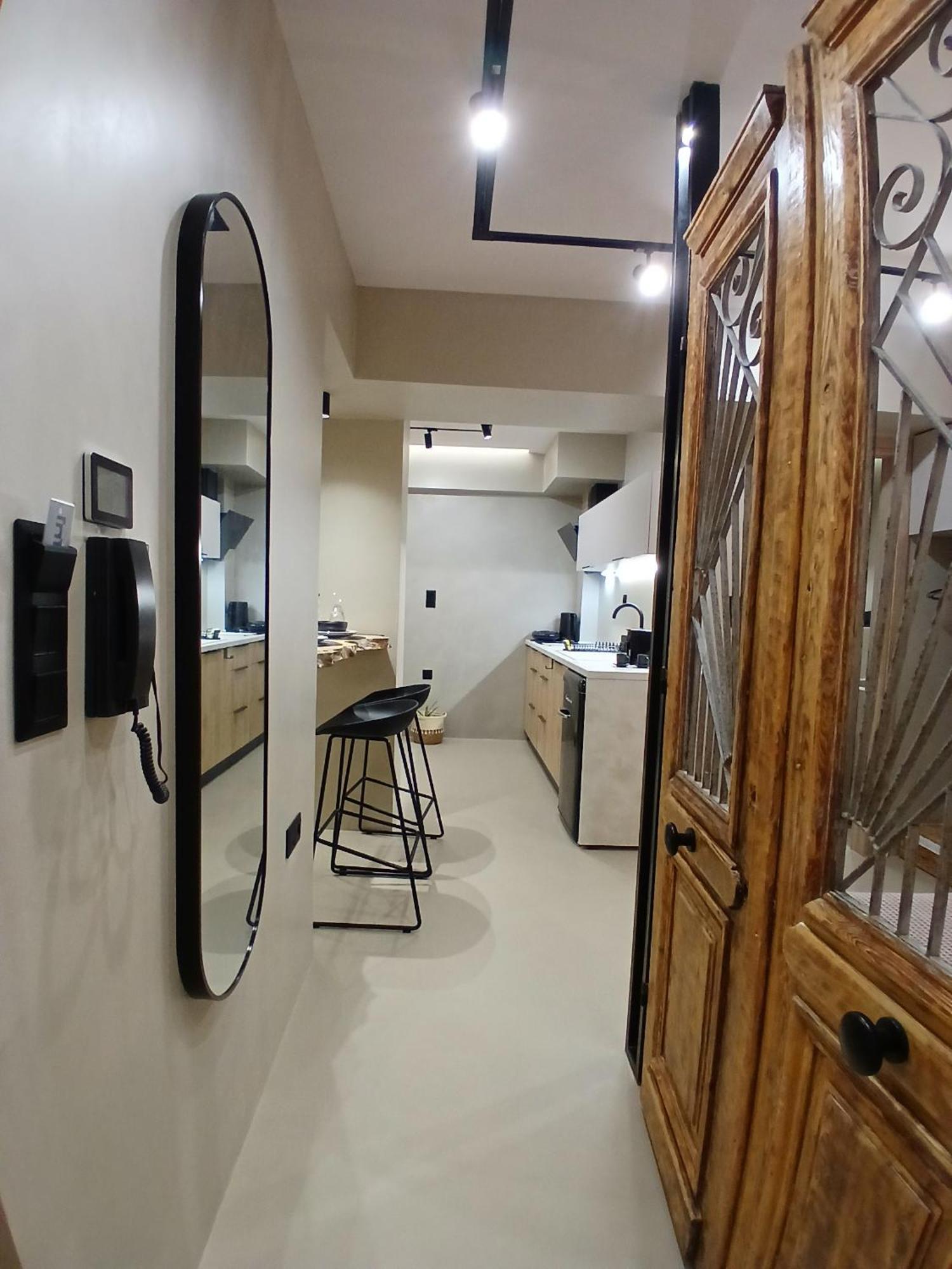 ύρια House's Apartment